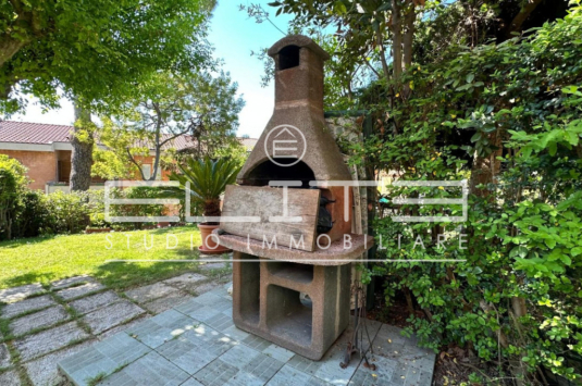 Elegante villetta a schiera con giardino privato in zona B. Bianche, Ancona