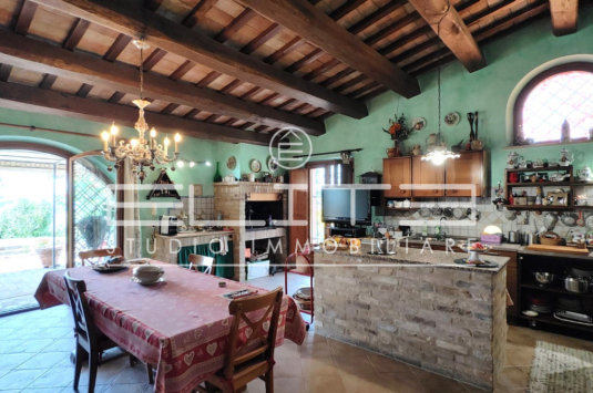 Prestigiosa Villa Singola in Vendita a Osimo - Eleganza e Comfort nel Verde