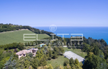 Splendida villa con Piscina e campo tennis
