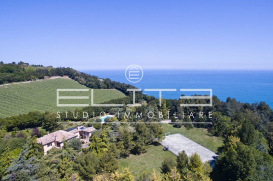 Splendida villa con Piscina e campo tennis
