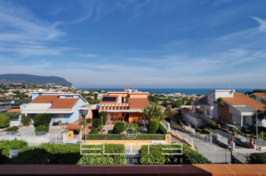 Appartamento vista mare con garage