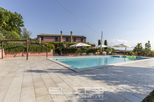 Casale di prestigio con piscina a Senigallia
