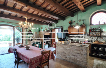Prestigiosa Villa Singola in Vendita a Osimo - Eleganza e Comfort nel Verde